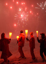 Descente aux flambeaux de la saint Sylvestre, show laser avec feux d'artifices