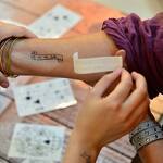 Tatouages éphémères à paillettes et mèches de cheveux fantaisies au Grenier de Grand Père